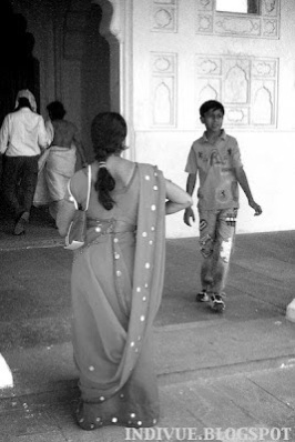 Intialaista naisten vaatetusta ja katumuotia / Indian women's clothing and streetfashion