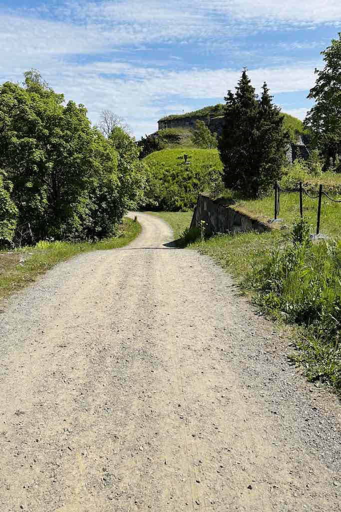 Vallisaari road and hill