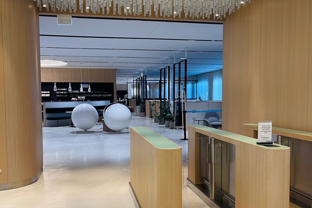 Entrance to Finnair Business Lounge