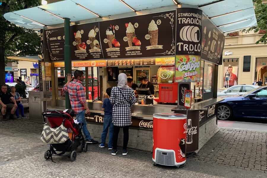Trdelnik kiosk in Prague with customers